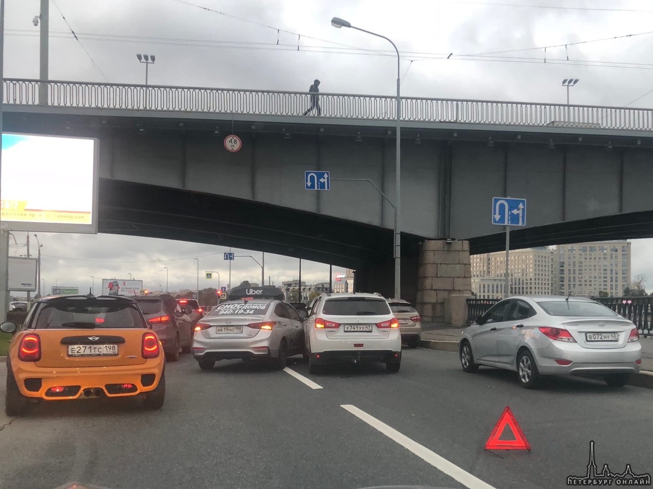 Hyundai и Митсубиси притерлись на Аптекарской набережной, под Кантемировский мостом. К счастью, можно ...
