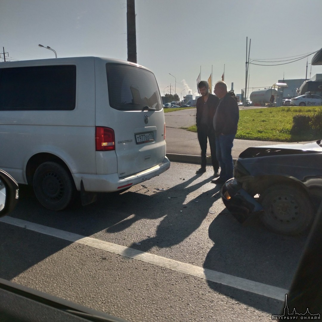 Догонялки на Дунайском перед проспектом Девятого Января. Черная Приора догнал Volkswagen Т5. Там и ...