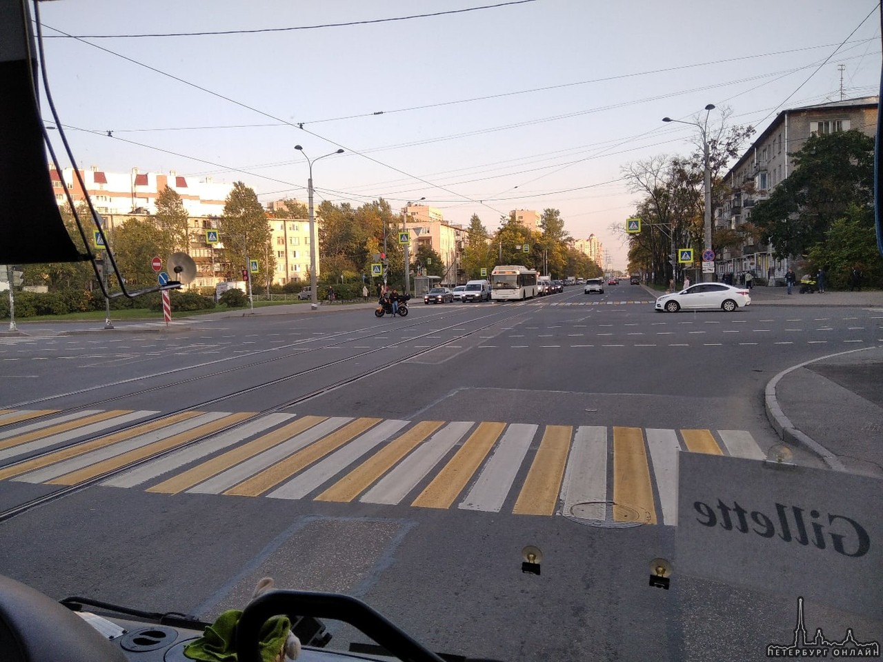 ДТП мотоциклиста и автомобиля на перекрёстке Гагарина и Ленсовета. Похоже машина выполняла поворот...