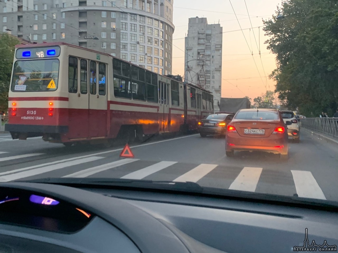 На Торжковской улице 2 паровозик из Мерседеса, Ниссана и Газели. Трамваи стоят