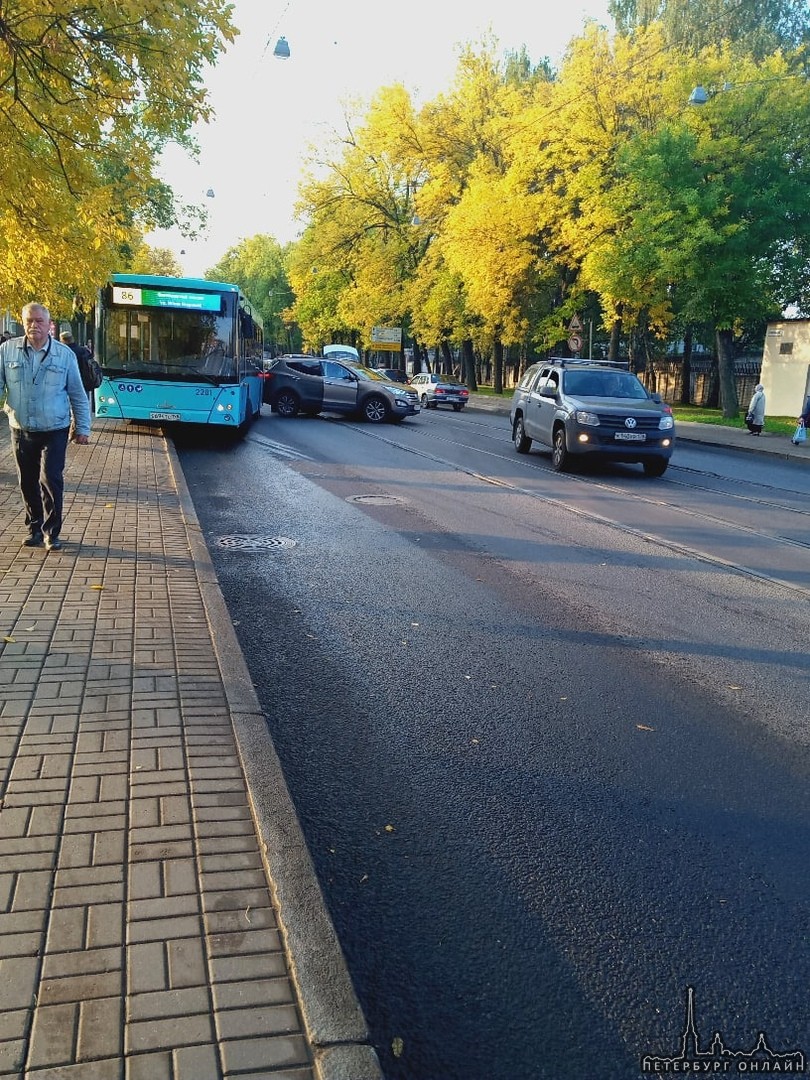 На Большом Сампсониевском разноцветный автомобиль загнал автобус на тротуар