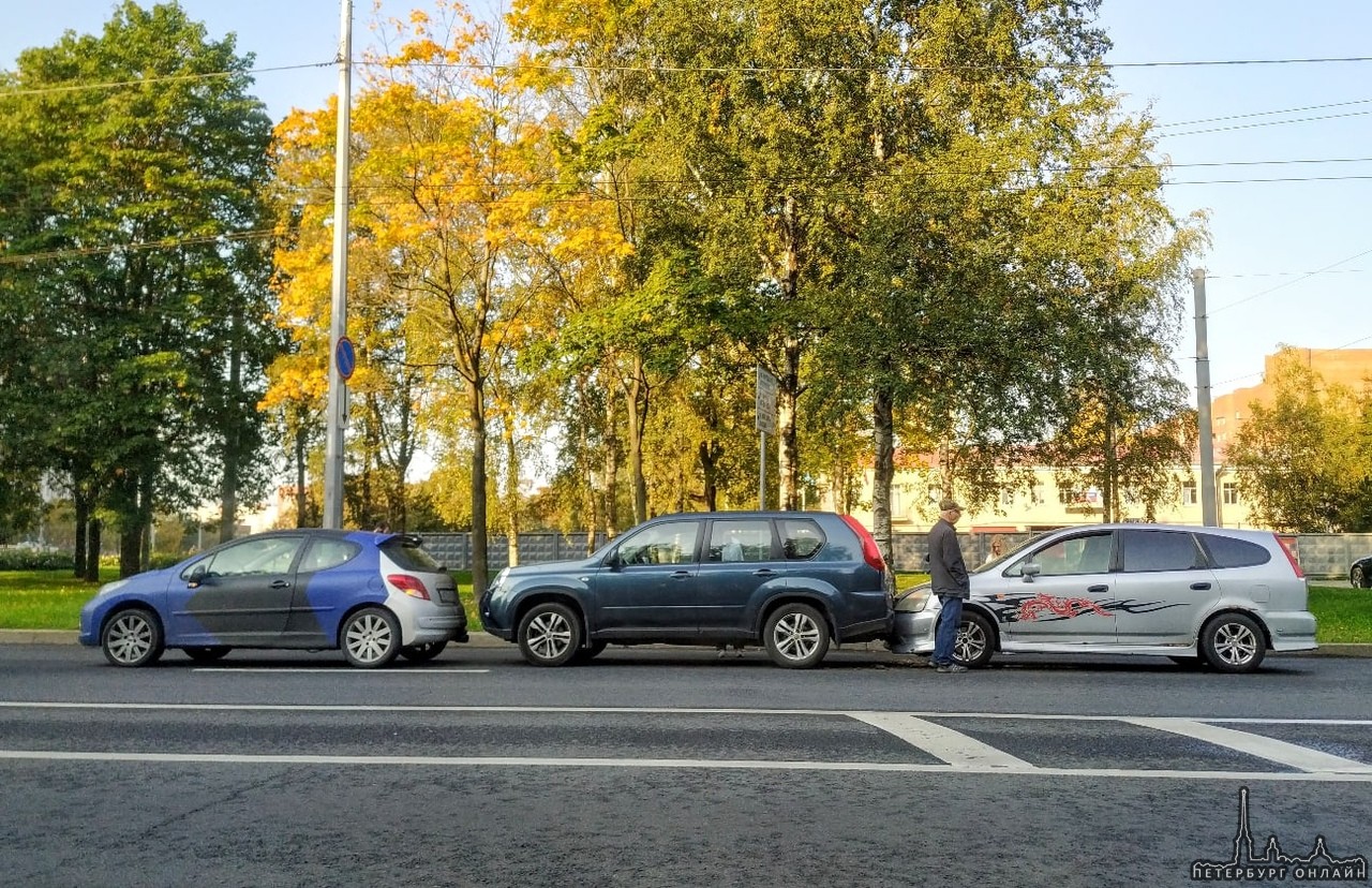 На улице Партизана Германа трое водителей уже не торопятся и наслаждаются красками осени.