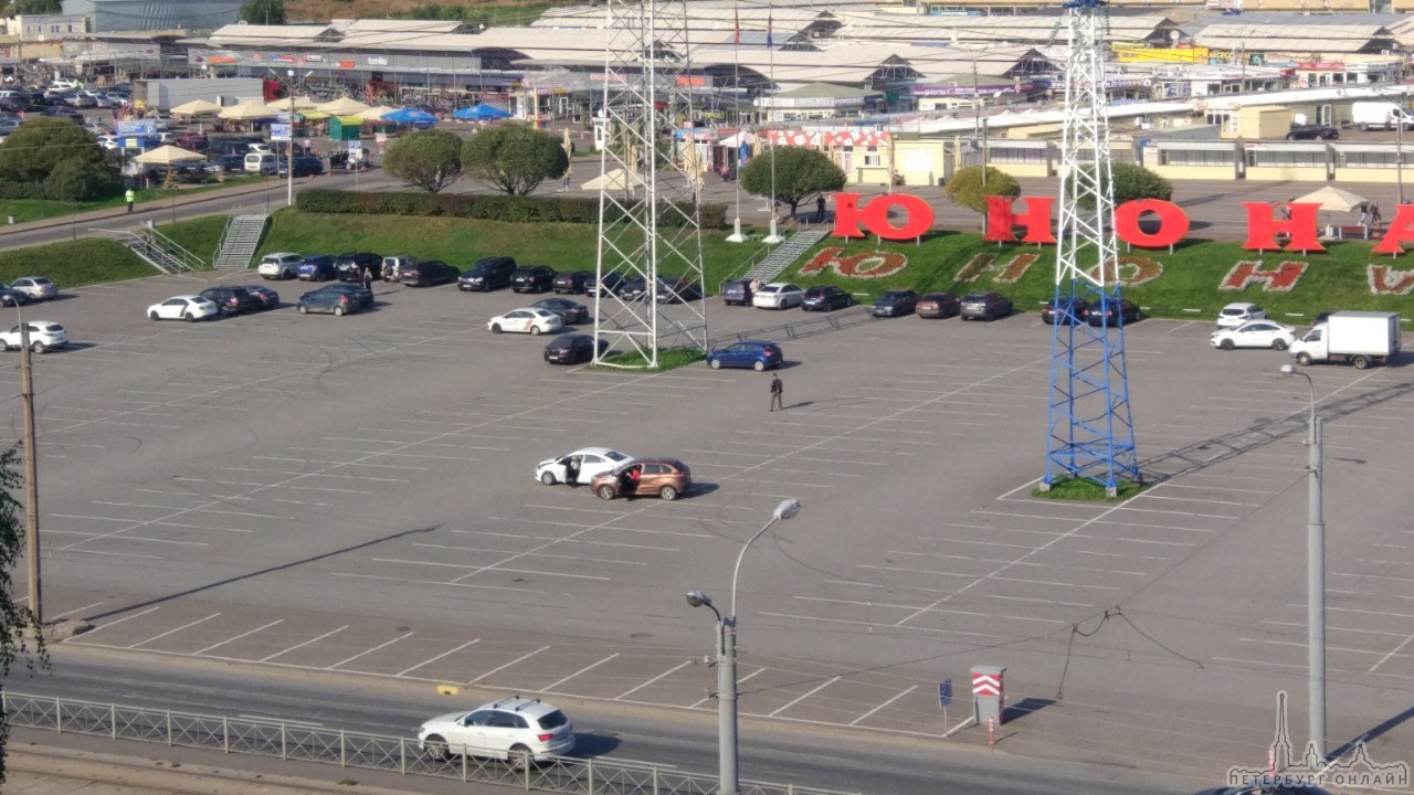 Solaris и Х-рей на поделили пустую парковку рынка "Юнона". ДПС приехали оформлять