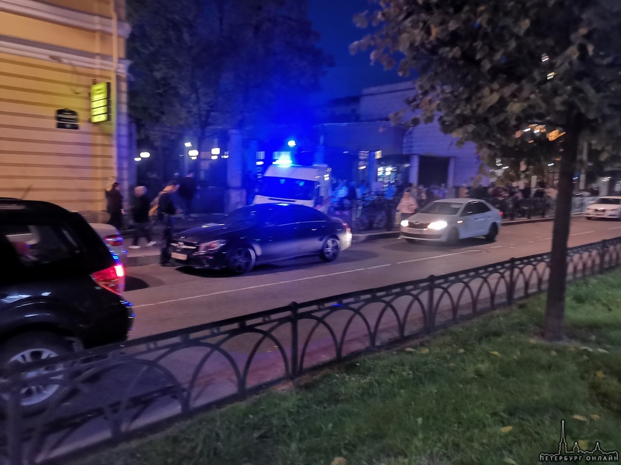 Женщина на Мерседесе заблокировала выезд скорой у метро Чернышевская с тяжелым пациентом