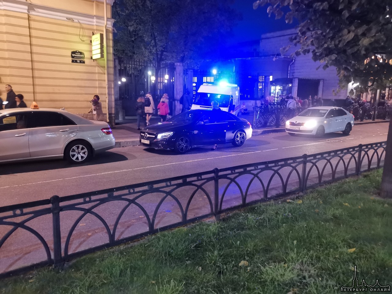 Женщина на Мерседесе заблокировала выезд скорой у метро Чернышевская с тяжелым пациентом