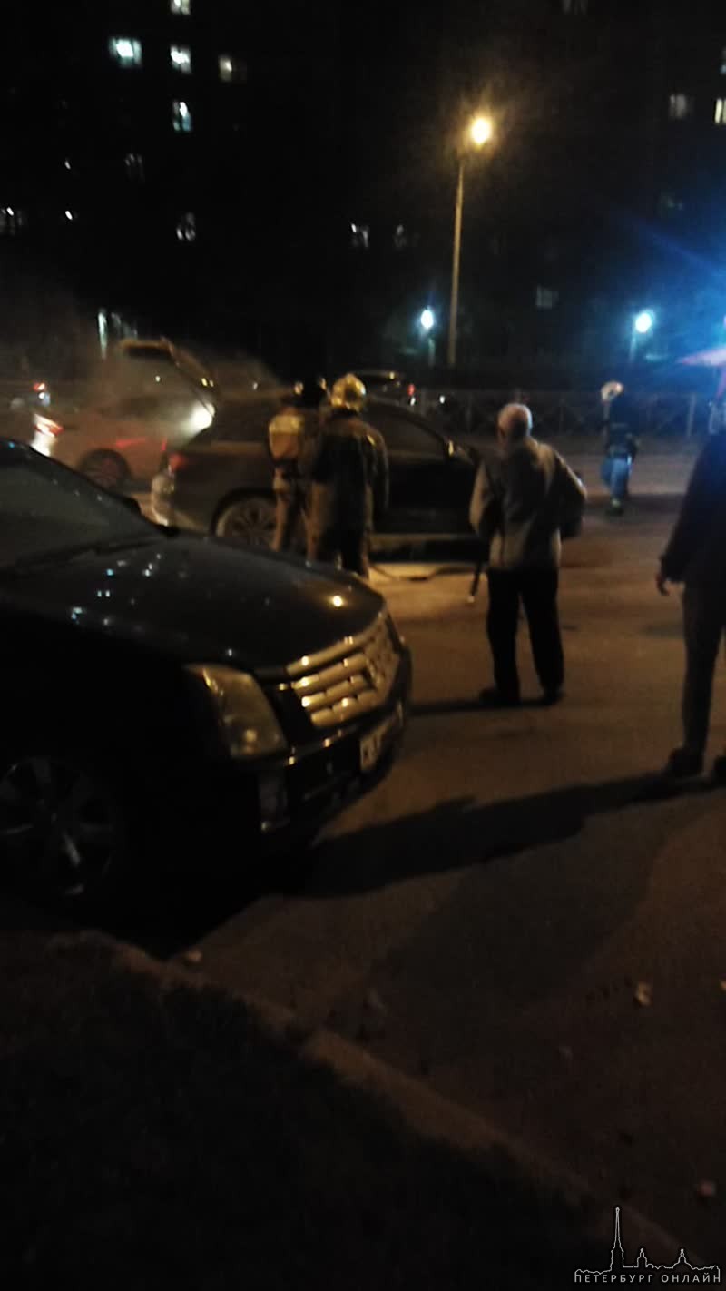 Сгорел Mercedes на Комендантском проспекте рядом с улицей Шаврова.