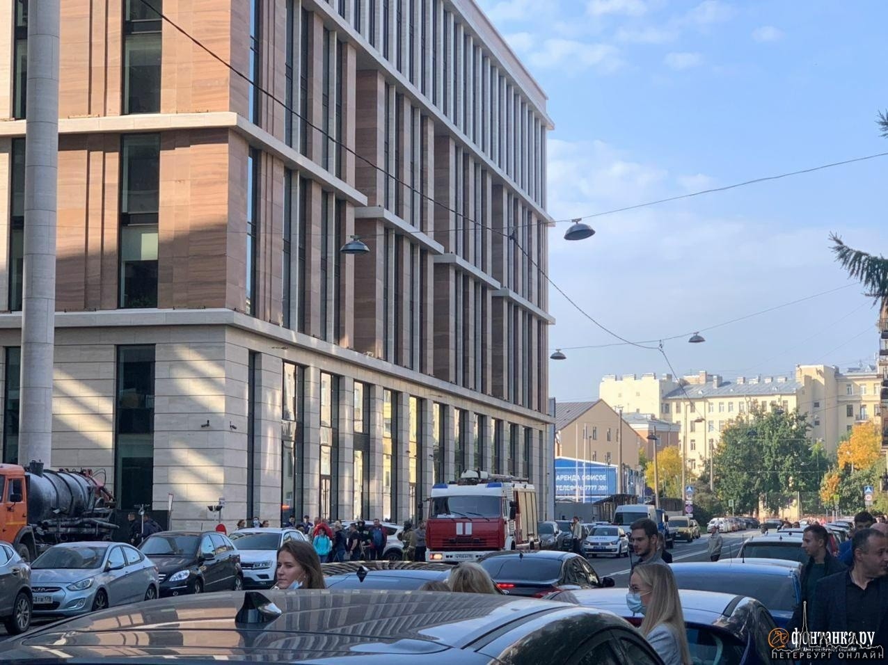 Сегодня около 12:20 загорелся КамАЗ, припаркованный на тротуаре около здания Администрации Санкт-Пет...