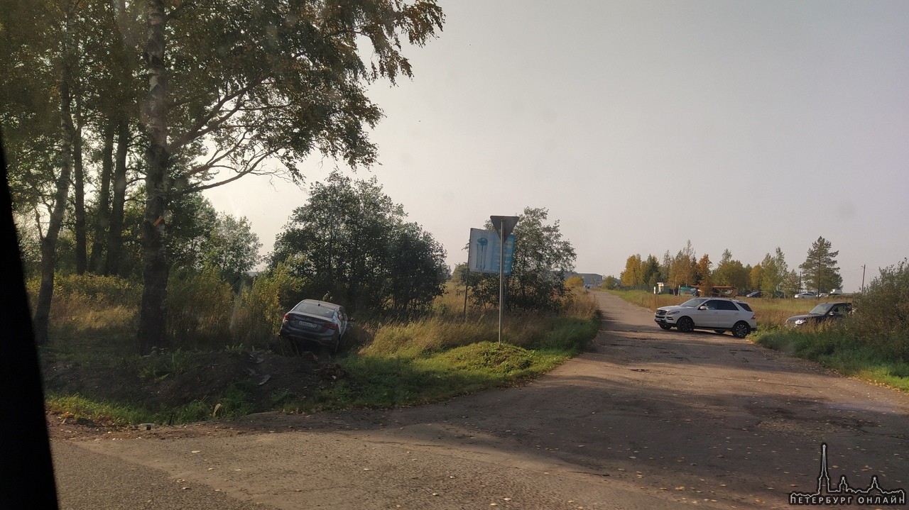 На Киевском шоссе, прям перед самым Никольским каршеринг припарковался, как смог. Рядом никого, служ...