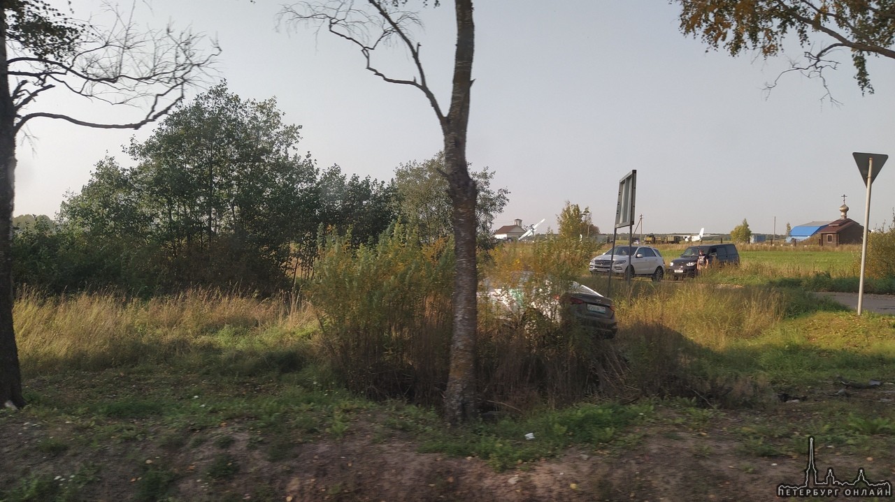 На Киевском шоссе, прям перед самым Никольским каршеринг припарковался, как смог. Рядом никого, служ...