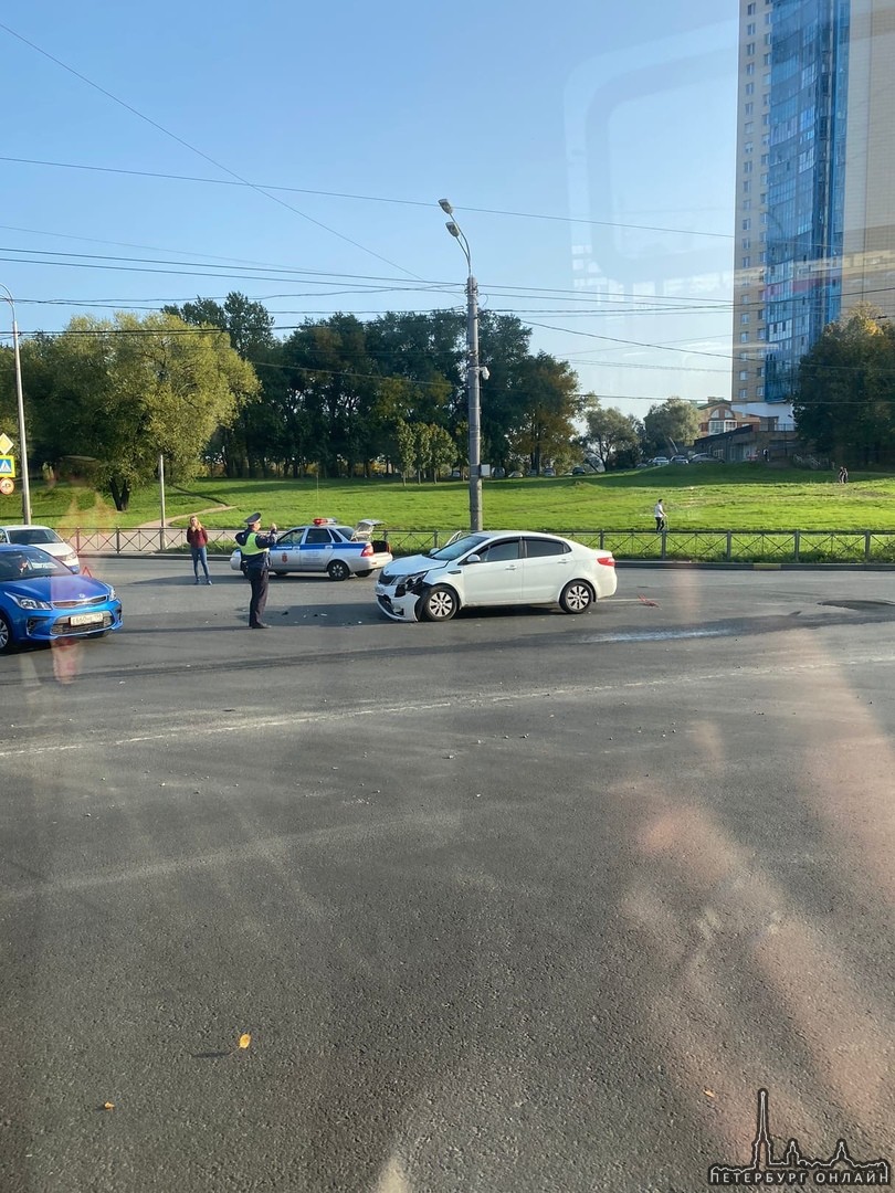 На пересечении Маршала Жукова и Петергофского шоссе, Киа или Volkswagen сильно спешили.