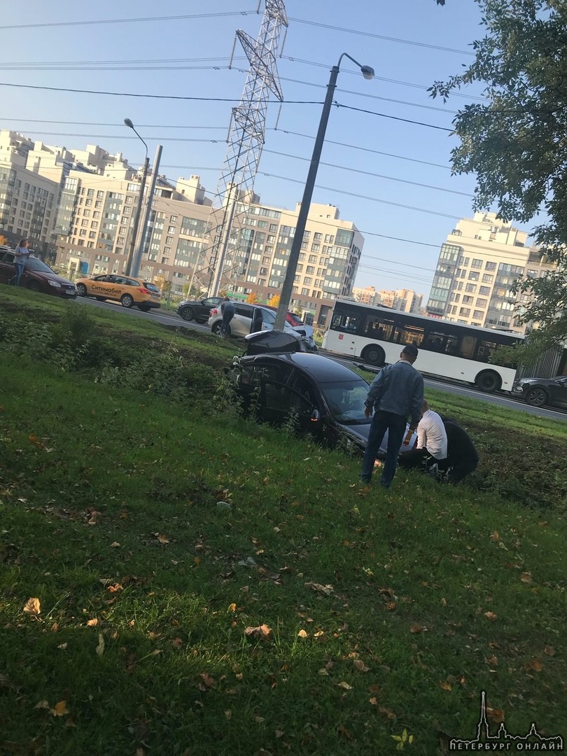Гольф тараном выкинул в канаву чёрный седан на Петергофском Пробку объезжают, кто как может