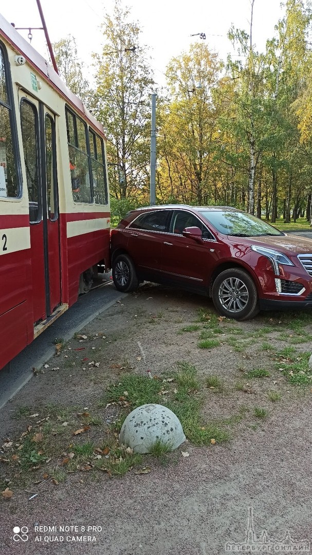 Дама слишком нагло припарковала свой Кадиллак на Савушкина у Администрации Приморского района, и тр...