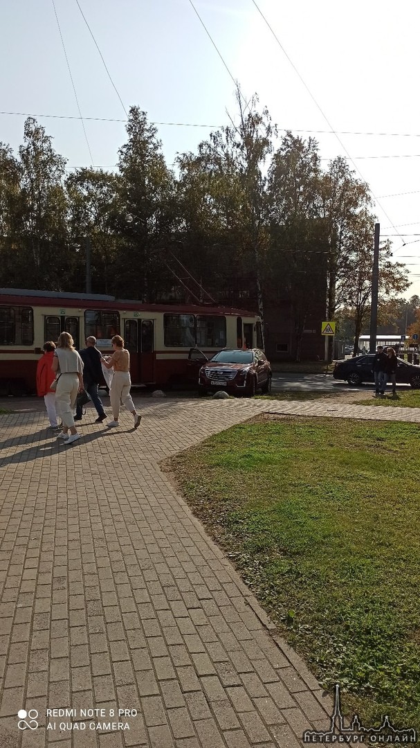 Дама слишком нагло припарковала свой Кадиллак на Савушкина у Администрации Приморского района, и тр...