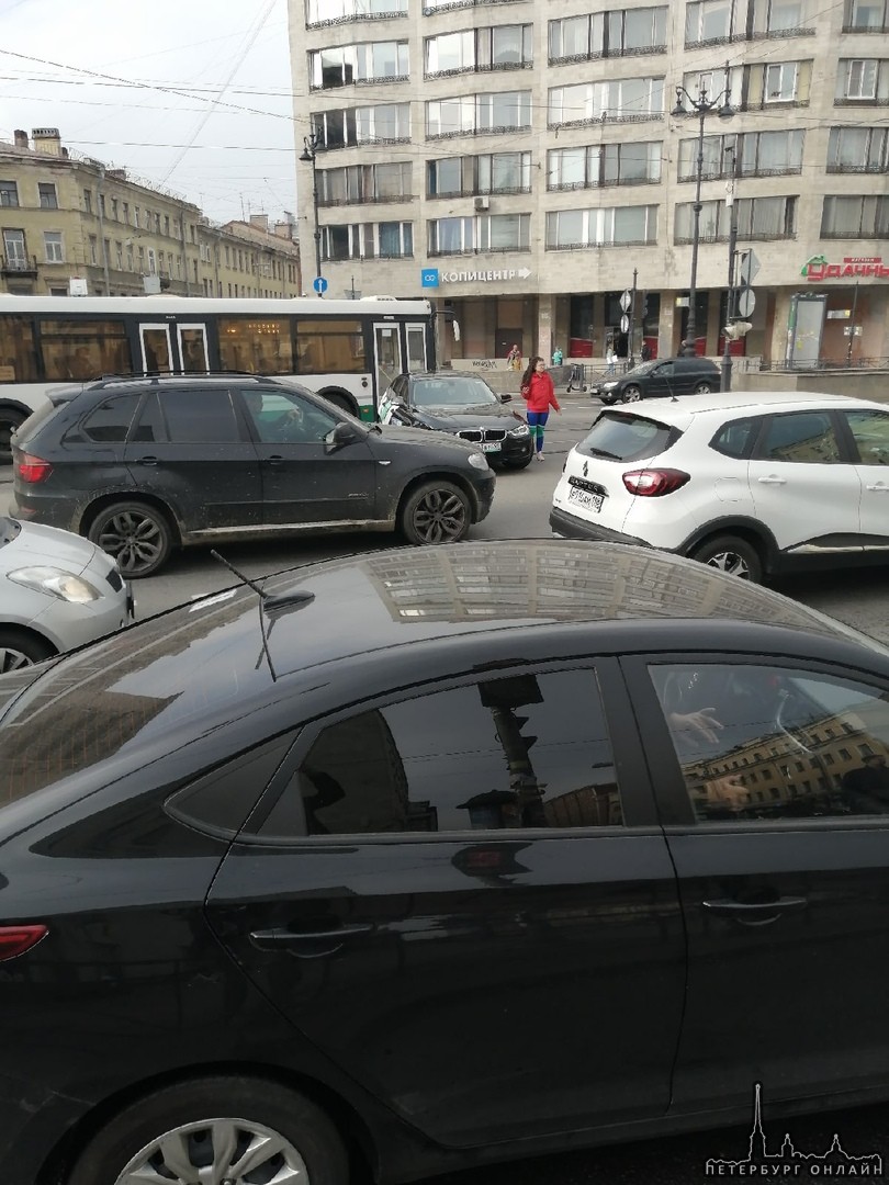 Произошла авария на пересечении Лиговского проспекта и Транспортного переулка. Один стоит на трамвай...