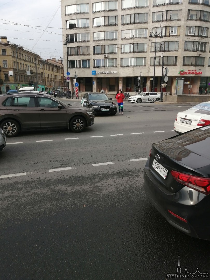 Произошла авария на пересечении Лиговского проспекта и Транспортного переулка. Один стоит на трамвай...