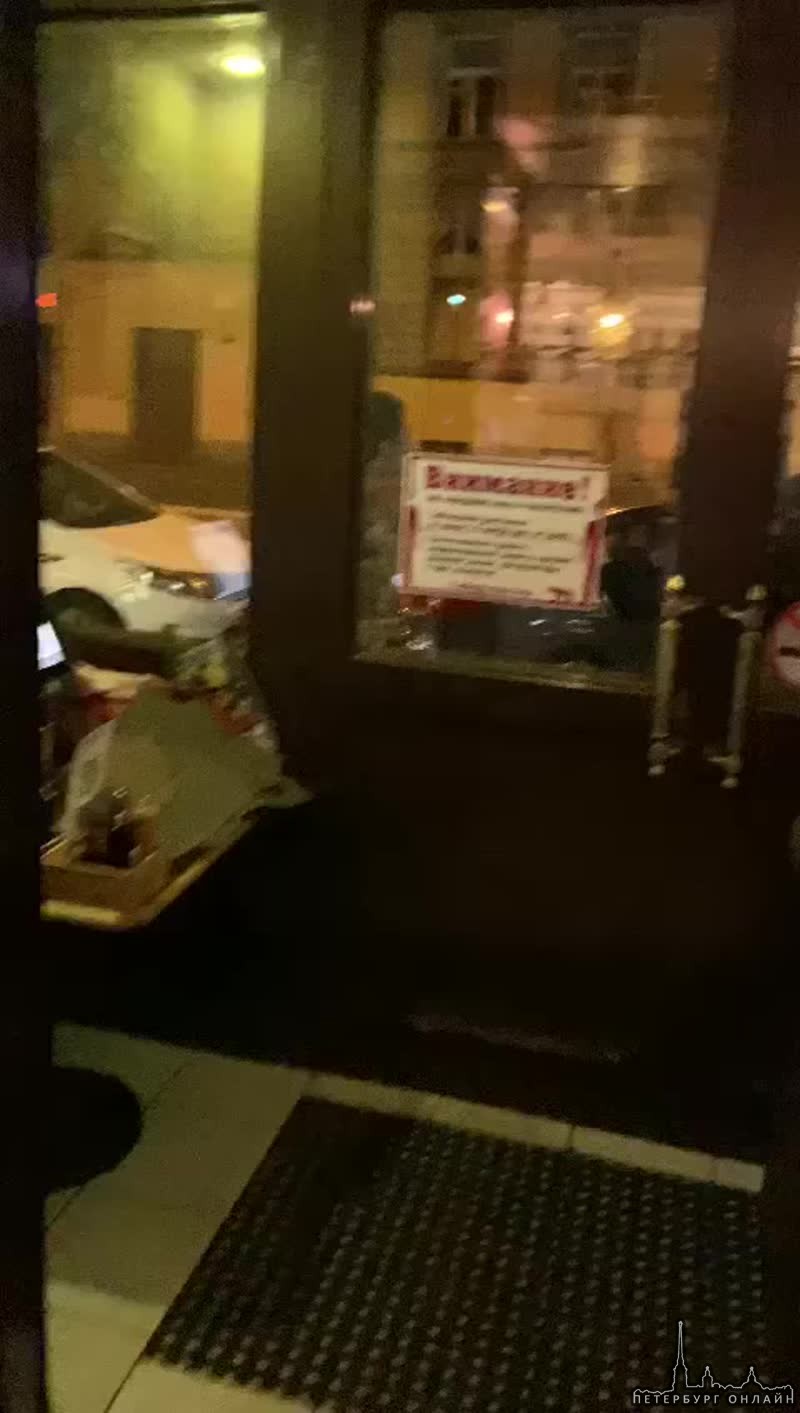 Пьяные ребята напали на пиццерию, расположенную на Загородном проспекте. Особо агрессивный мужчина п...