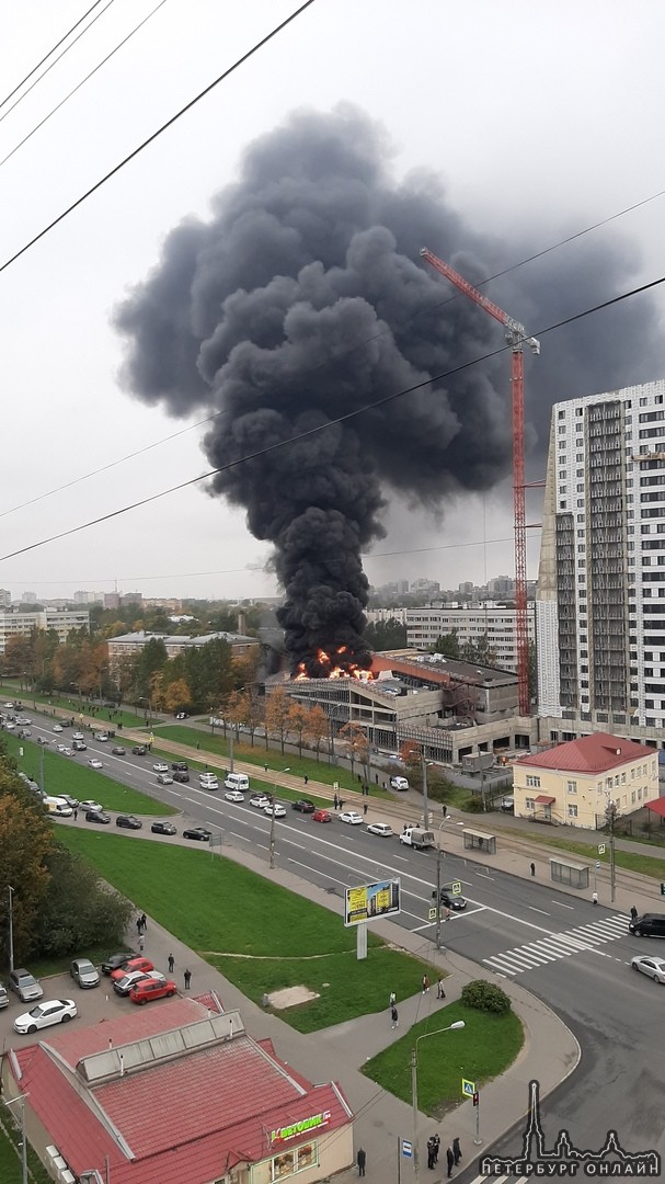 Только что прозвучал хлопок и загорелся ЖК Аист на пр. Ветеранов около дома 133к2.