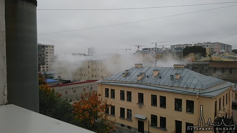 Что-то прорвало в районе Измайловского и Обводного. Над домами поднимается пар.