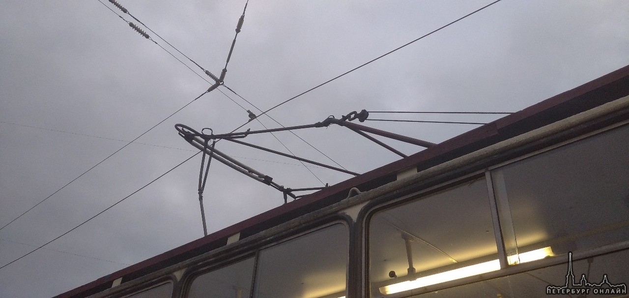 Около станции метро Проспект Большевиков произошел обрыв контактного провода, парализовано движение ...