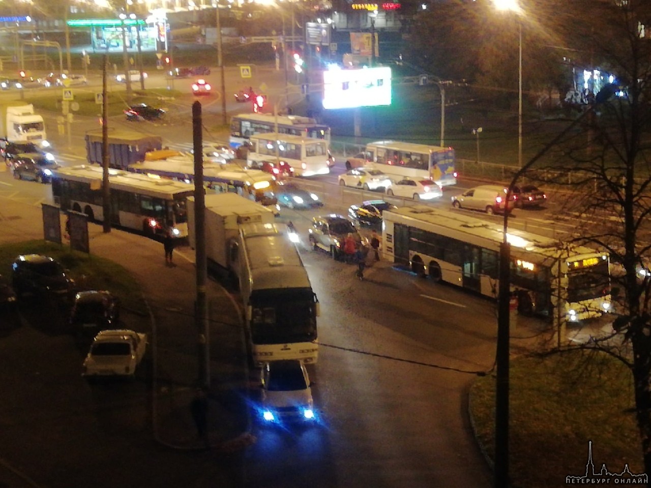 ДТП на автобусной остановке после кругового Софийской и Белы Куна в сторону проспекта Славы между ав...