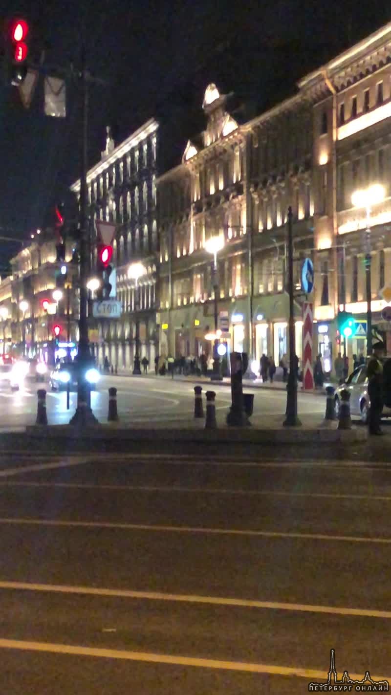 Вечером на Невском проспекте полицейскому пришлось побегать за человечком, перешедшим дорогу в непол...