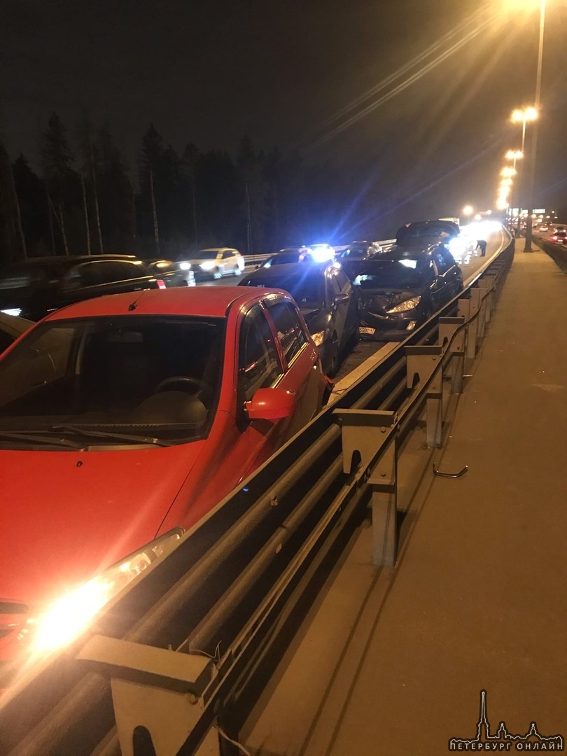 На КАД произошло ДТП из 5 машин в левом и среднем рядах на внутренней стороне от Косыгина к Мурманск...