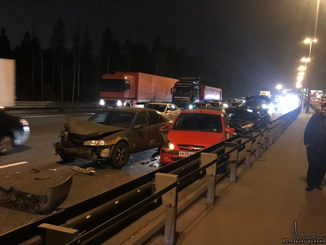 На КАД произошло ДТП из 5 машин в левом и среднем рядах на внутренней стороне от Косыгина к Мурманск...