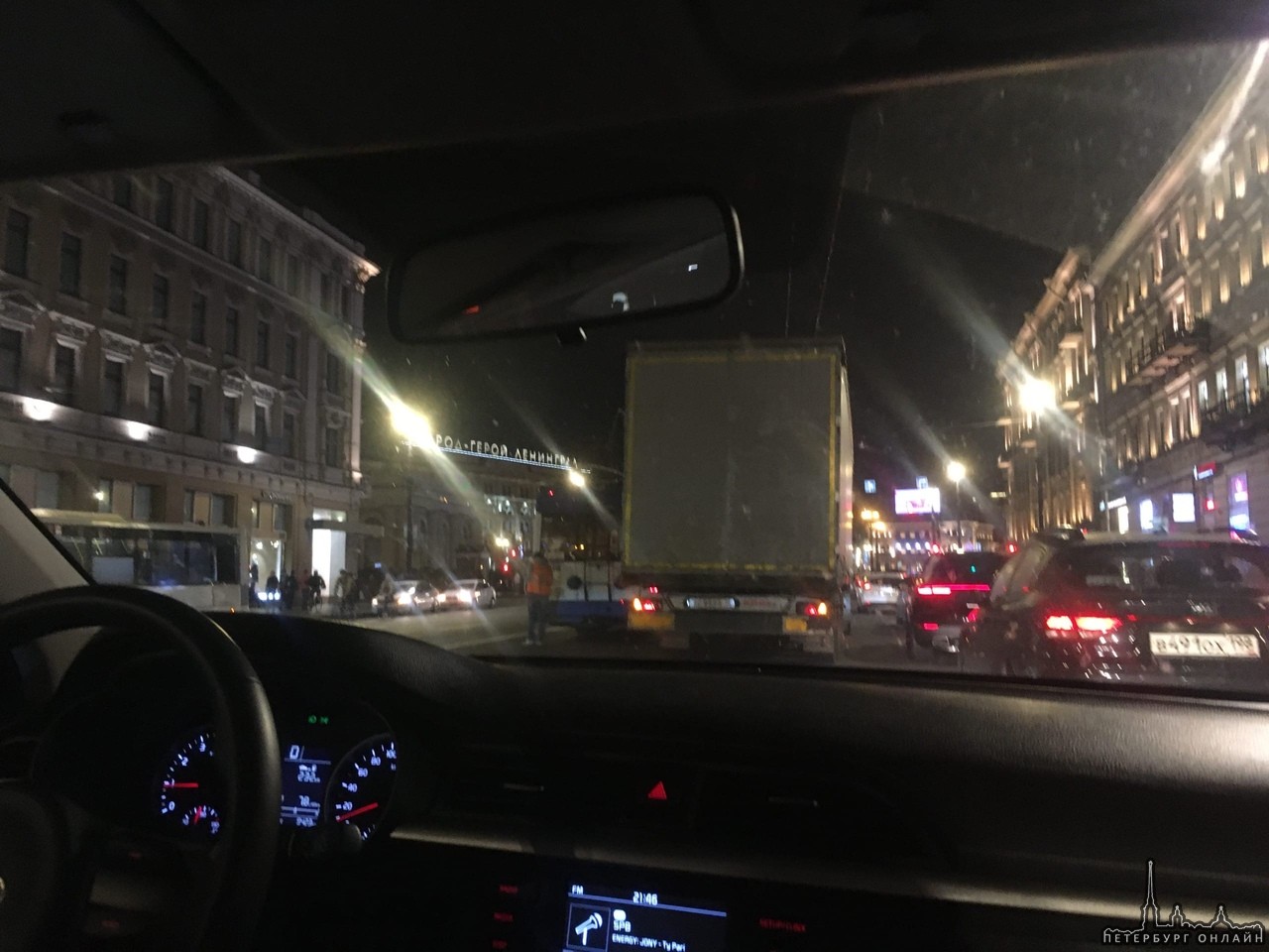 ДТП рядом со Стокманом на Невском проспекте,Фура vs Троль ,стоят скучают служб нет