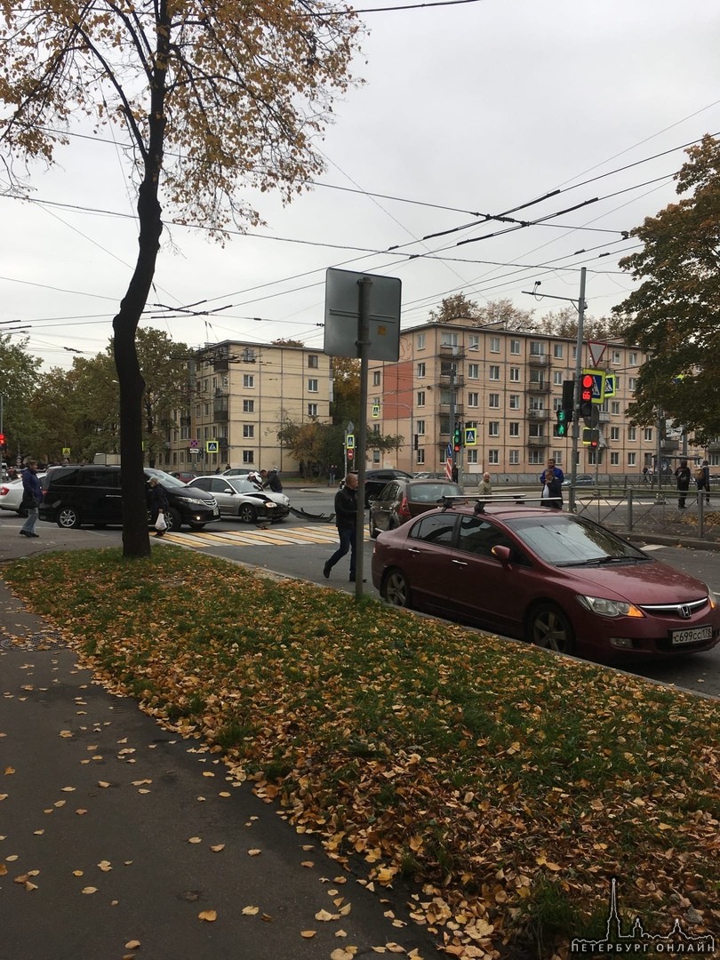 На перекрёстке Таллинской и Новочеркасского одна проскакивала, вторая тоже проскакивала. В итоге не ...