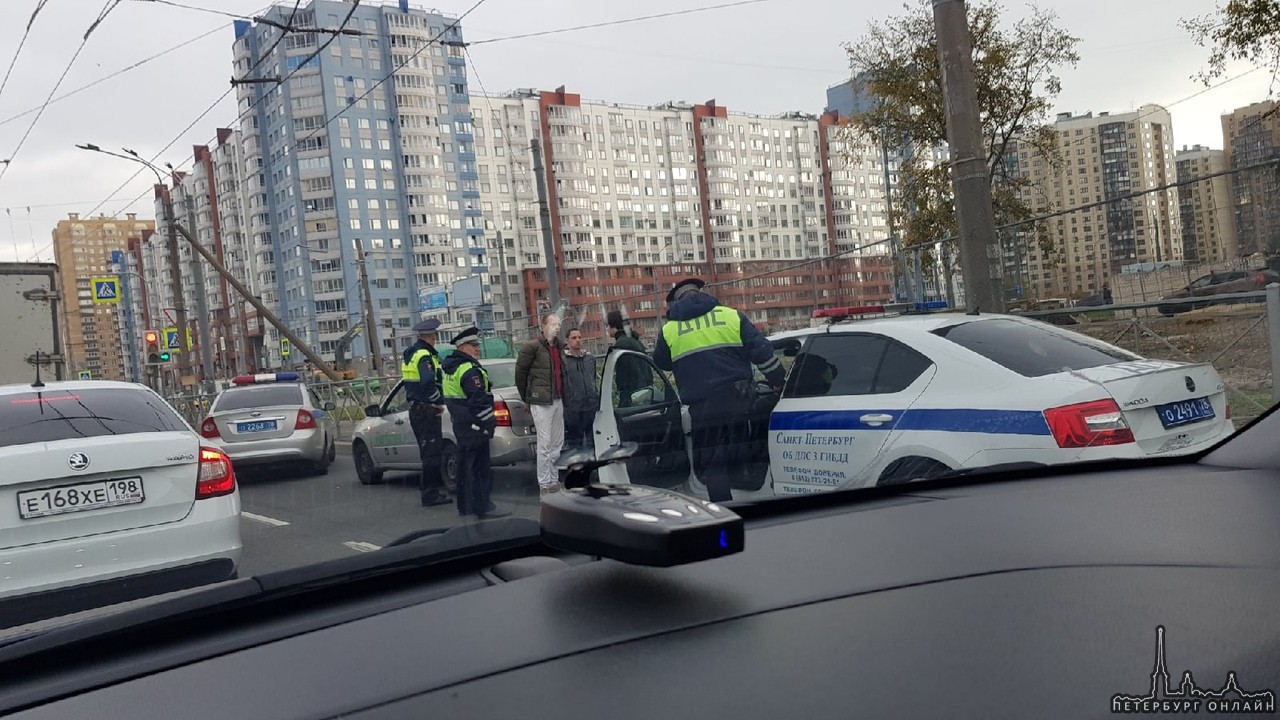 Перекресток Доблести и Ленинского 2 экипажа после преследования задержали машину с тремя гражданами.