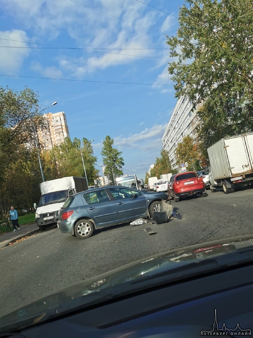 Peugeot со двора выезжал на улицу Ушинского и не пропустил мотоциклиста. Автобусы стоят с пробке, им не...