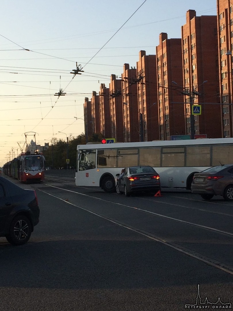 Из-за аварии на пересечении Просвещения и Художников встали трамваи и троллейбусы.