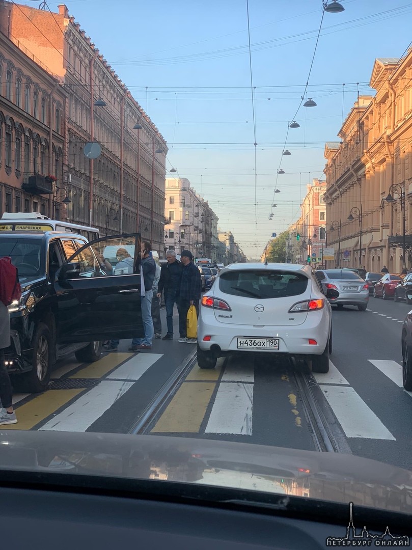 Mazda сбила мужчину на пешеходном переходе на Владимирском проспекте 9