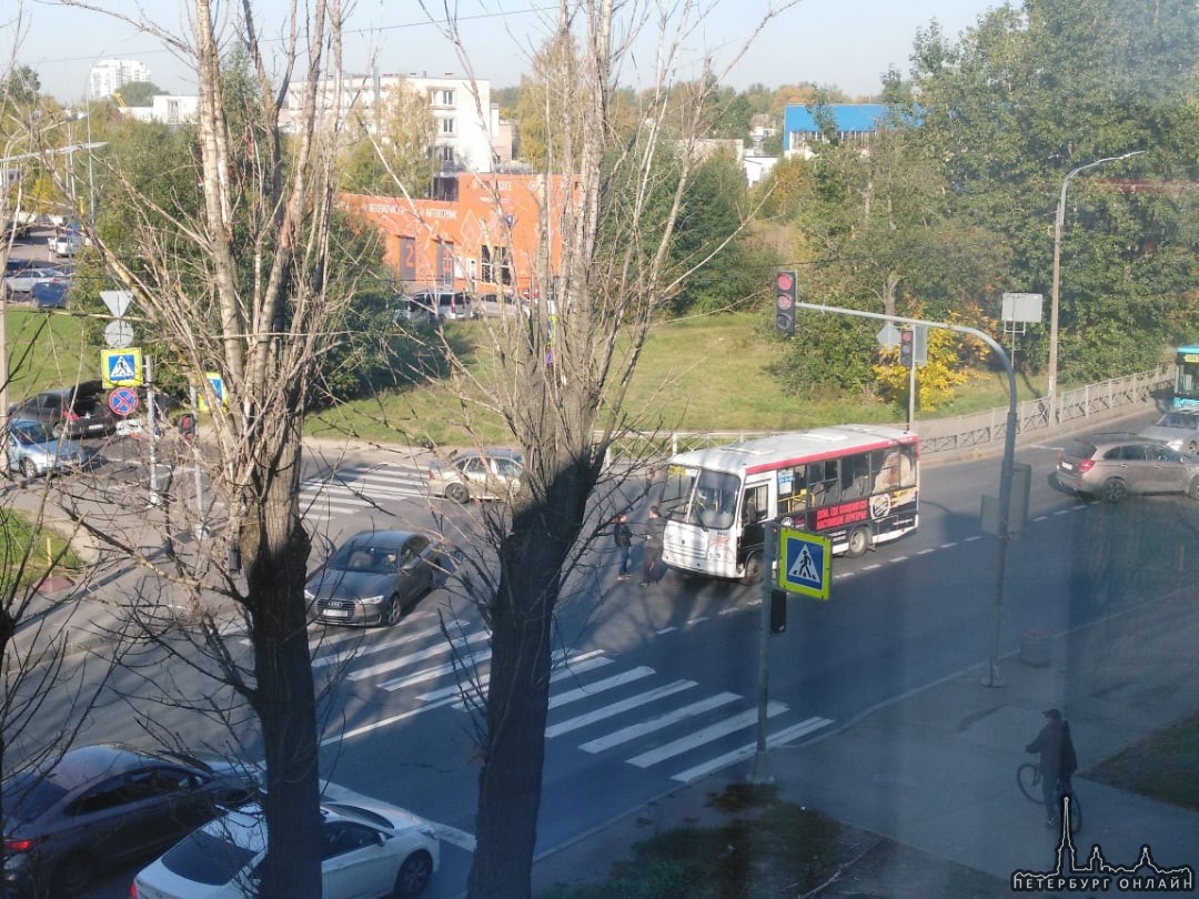 Авария на перекрестке Энергетиков и Магнитогорской, легковая поворачивала налево, столкнулась с марш...