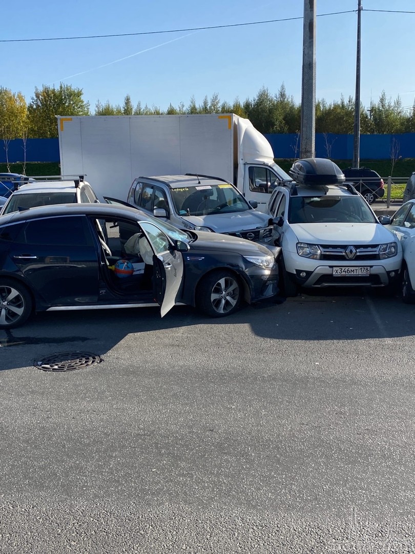 В кармане вдоль улицы Федора Абрамова любитель погонять на Киа не заметил выезжающую со двора Шкоду ...