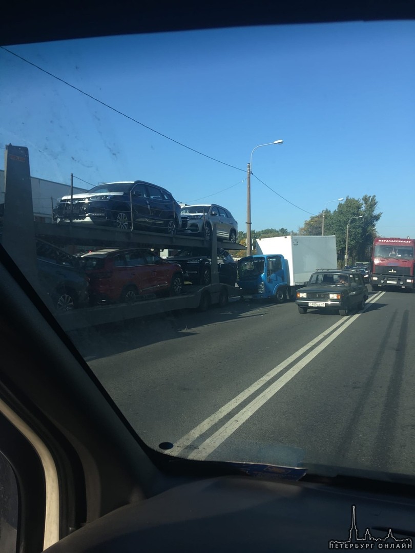 ДТП на Краснопутиловской 65. После переезда в сторону Кубинской, грузовичок влетел в автовоз. UPD: ...