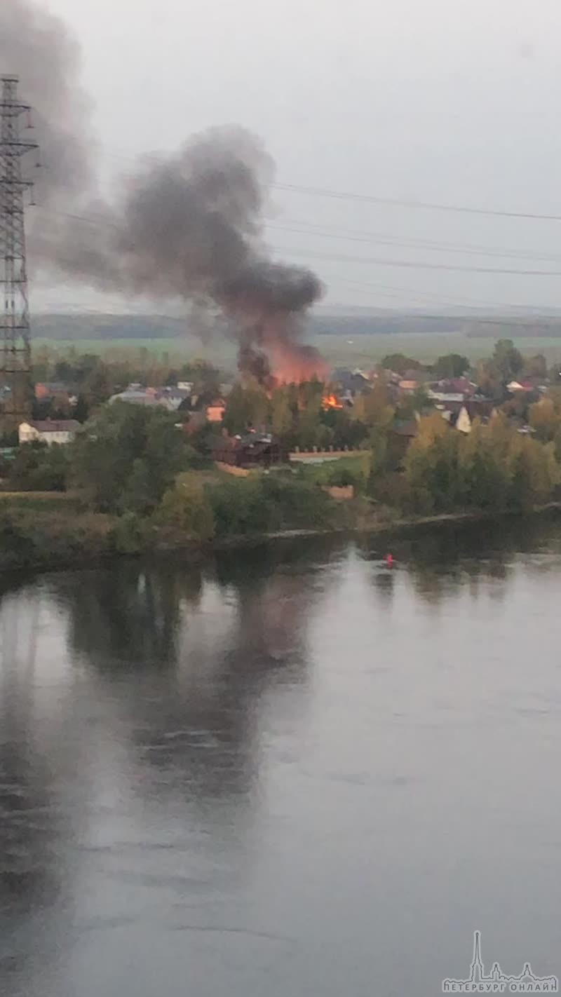 В Новосаратовке горит дом