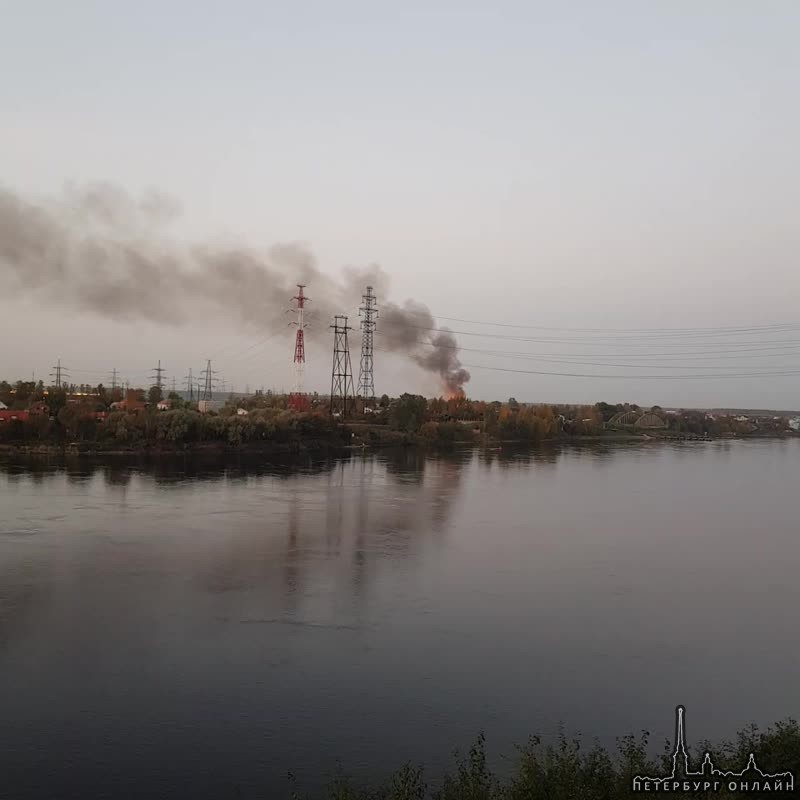 В Новосаратовке горит дом
