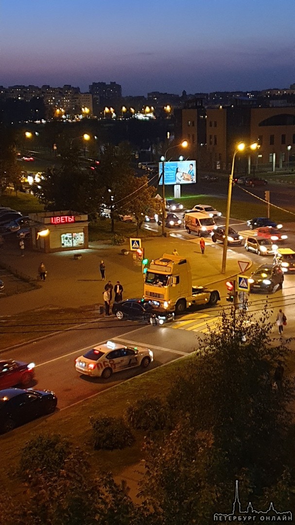 Тягач протаранил бочину Audi, на пересечении Малой Бухарестской и Димитрова
