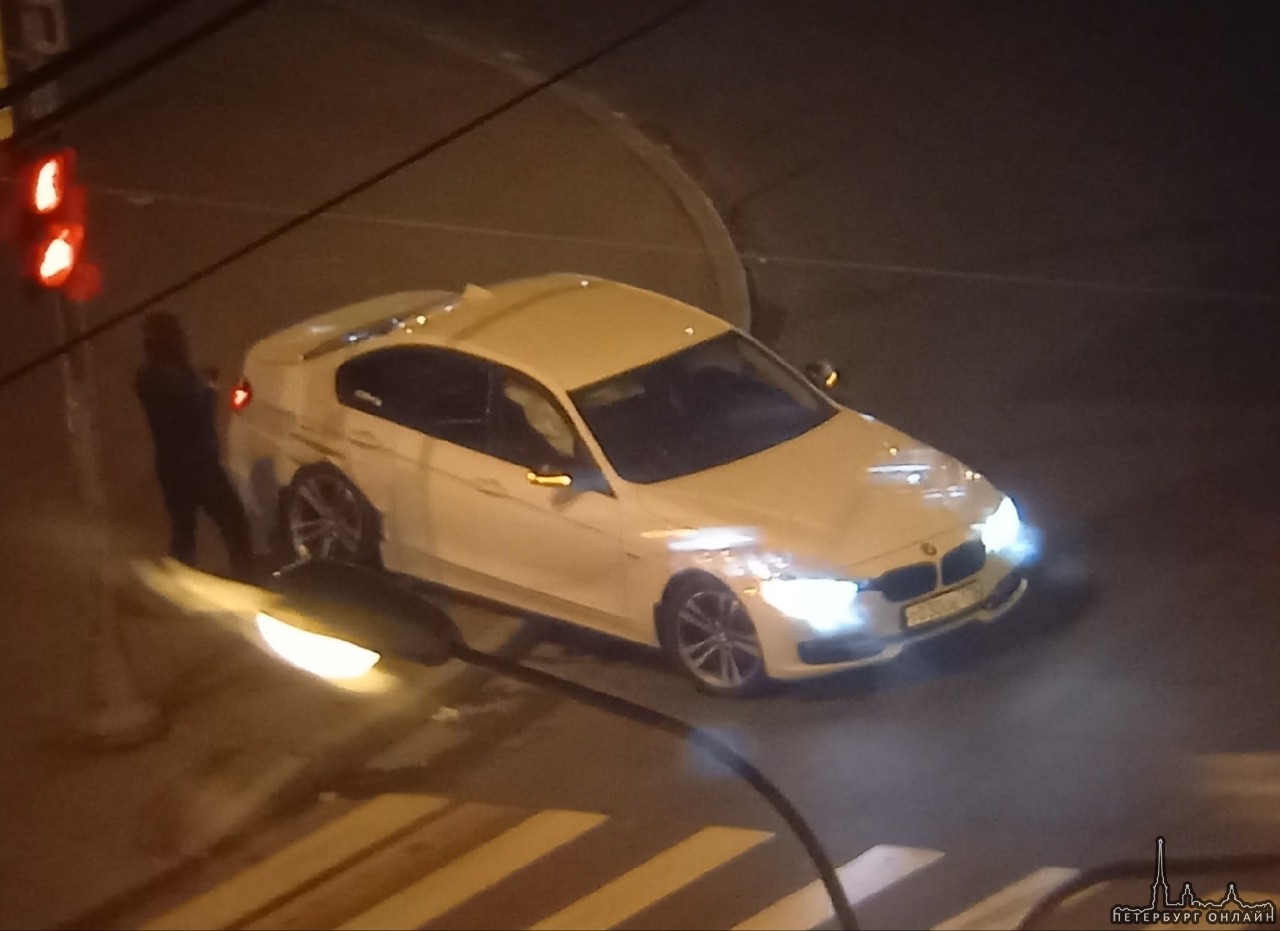 На перекрестке Гаккелевской и Богатырского встретились авто компании "Vezu" и BMW.