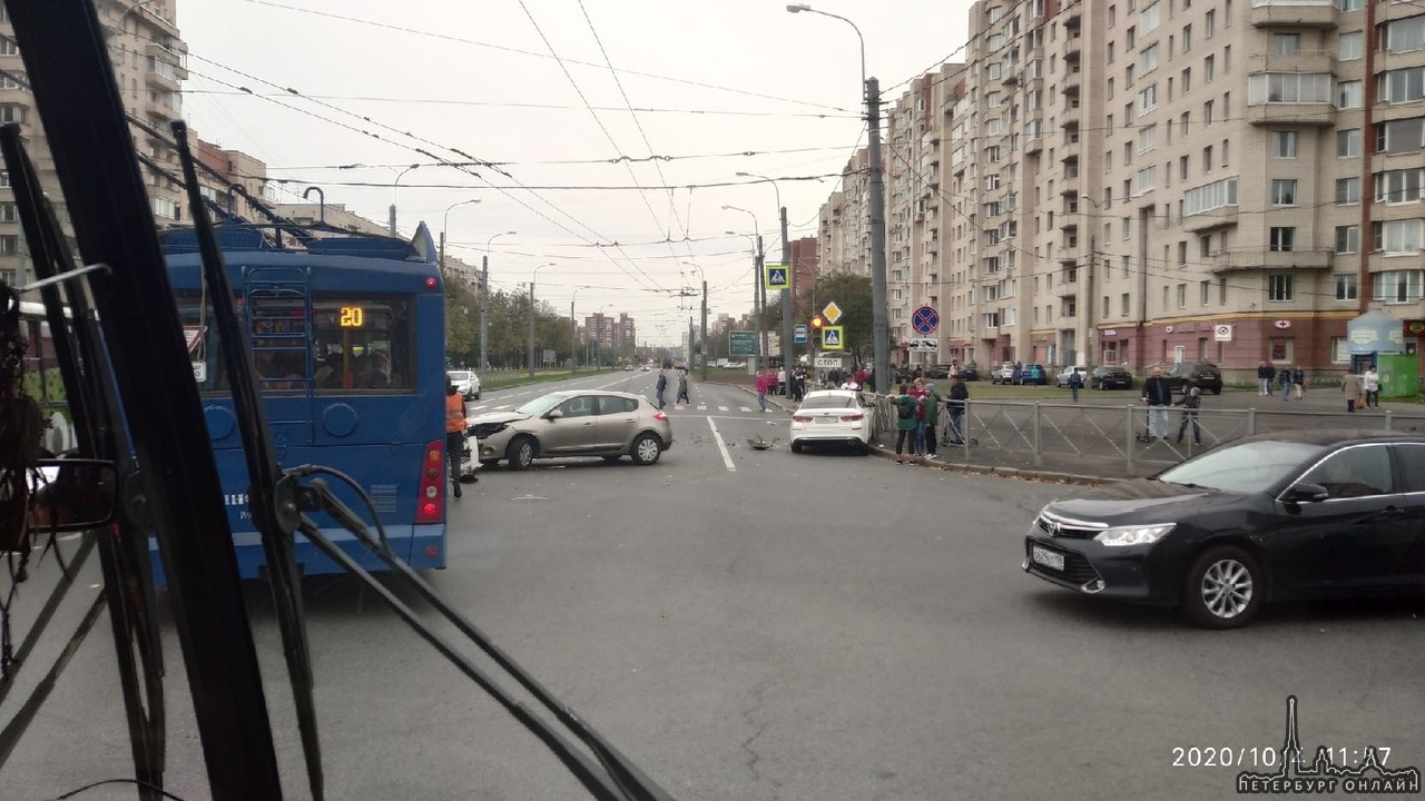 Меган и Оптима устроили ДТП на перекрёстке Проспекта Ветеранов и Партизана Германа