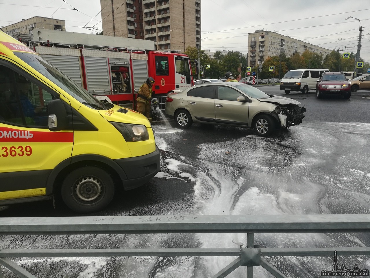 Renault и Honda столкнулись на перекрёстке Луначарского и Художников, Скорая и пожарные уже помогают