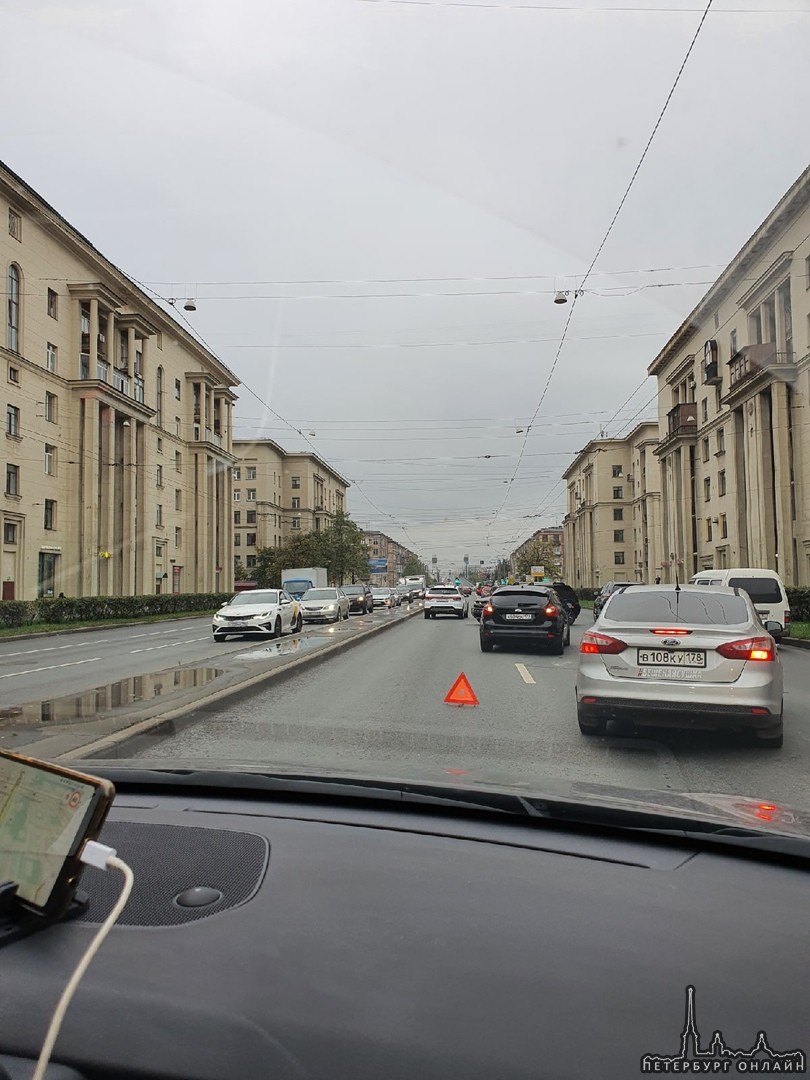 Авария на Ивановской улице, перекрыта средняя полоса.