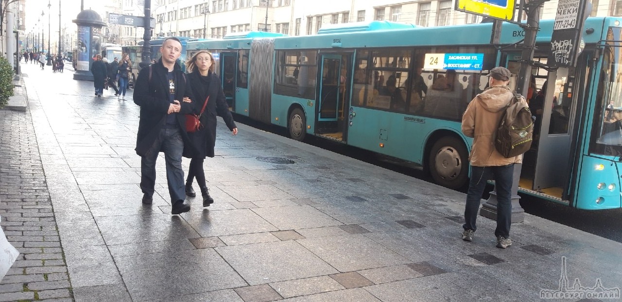 Автобус сломался на пересечении Старо-Невского проспекта и Полтавской улицы Троллейбусы и автобусы с...