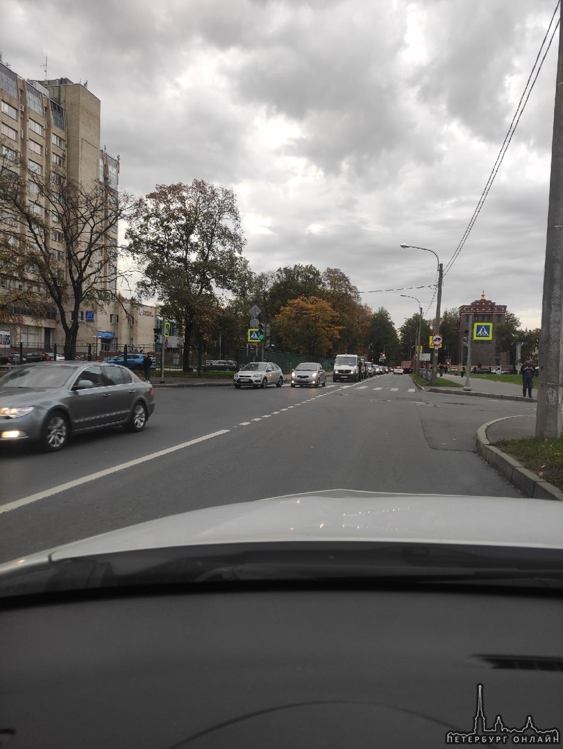 На перекрёстке Липовой аллеи и Дибуновской улицы по направлению в м.Ст.дернвня, не поделили ford и Т...