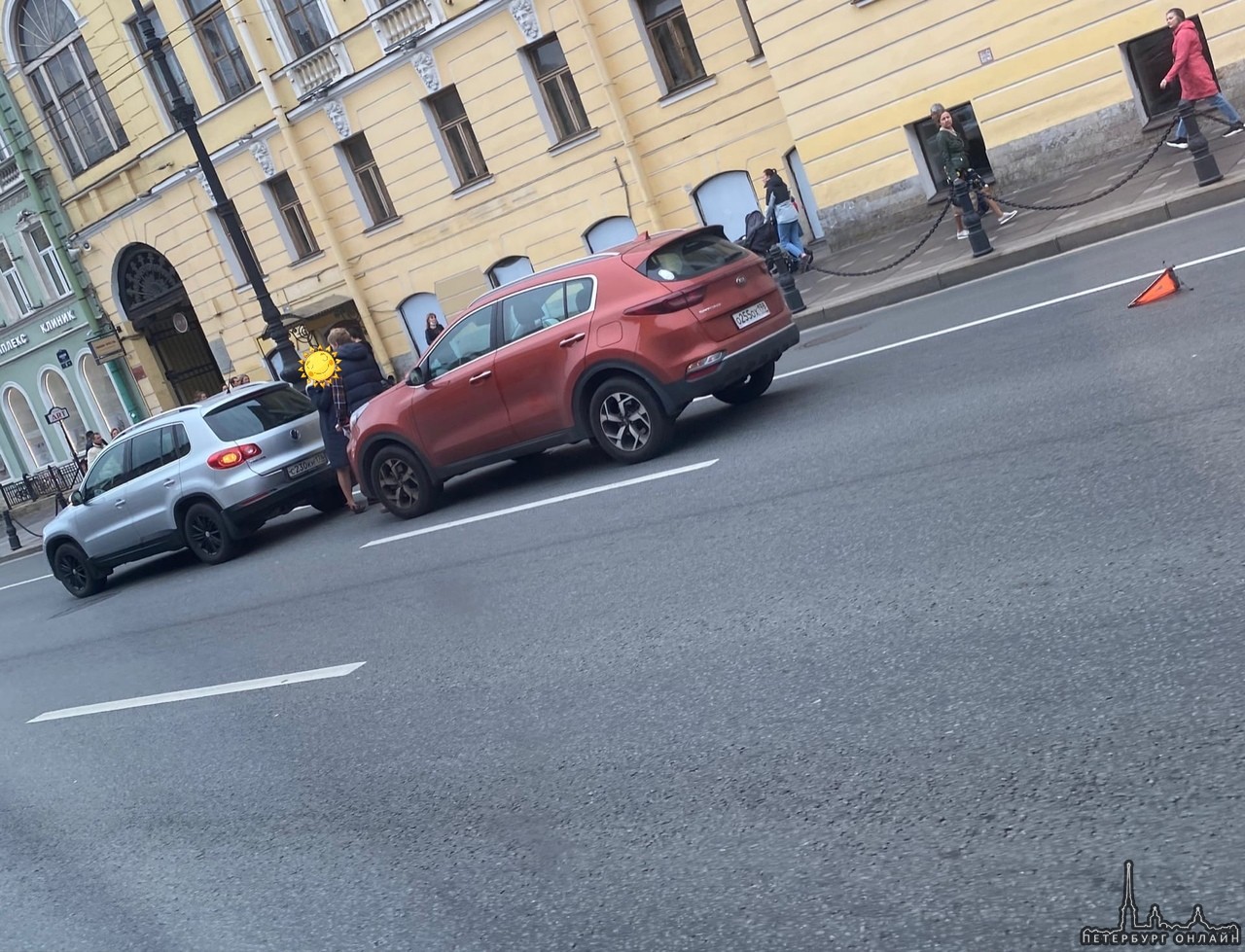 Небольшое столкновение иномарок на Невском проспекте перед поворотом на Литейный, заставило познаком...