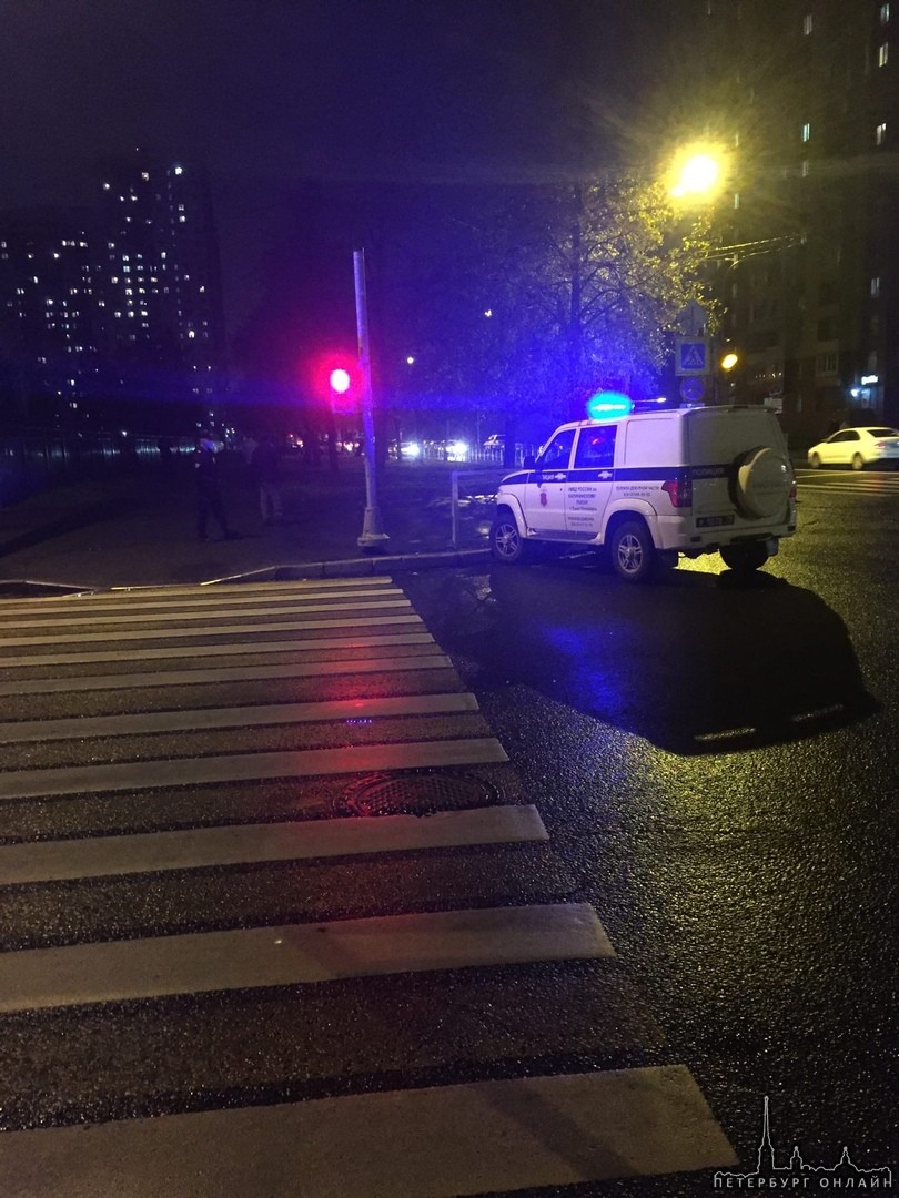 По перекрёстку улицы Бутлерова и Верности полиция мчалась на красный свет с включиной сиреной и соот...