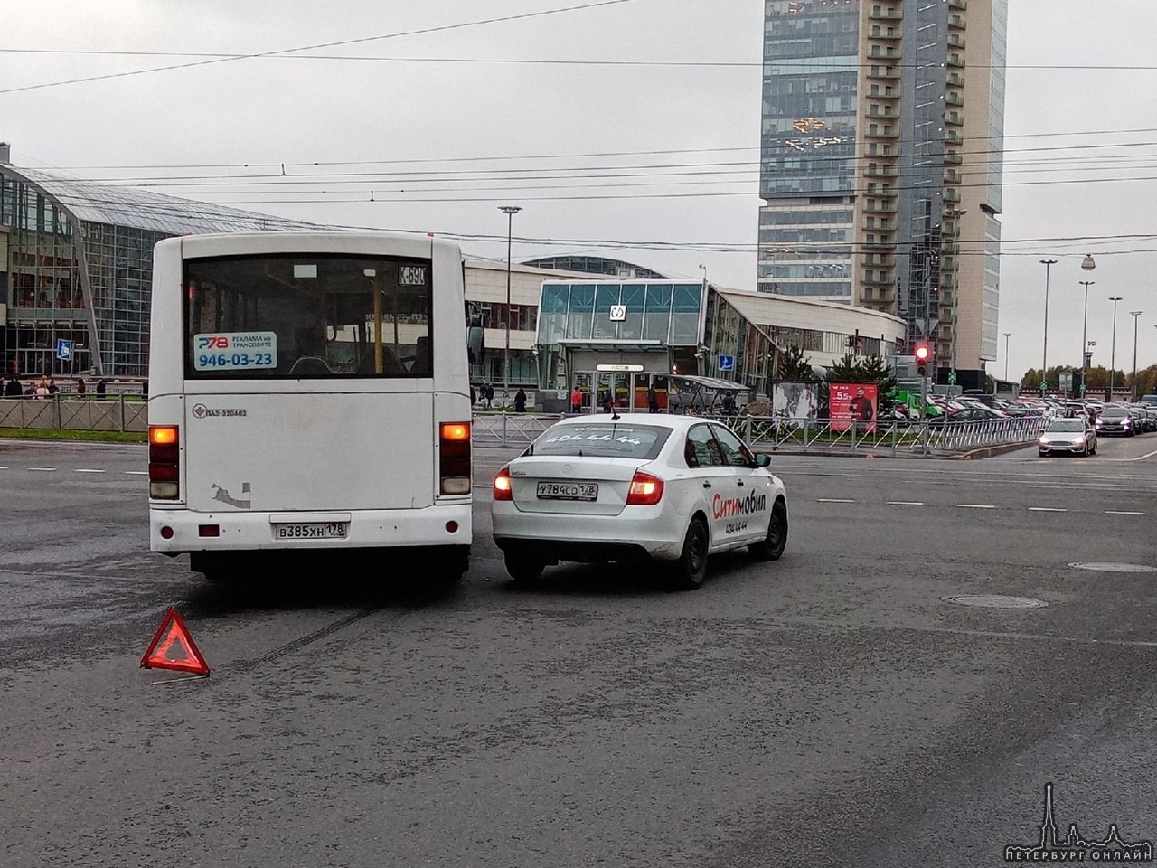Перекрёсток улицы Савушкина и Туристской улицы ("заколдованное место"). Притёрлись два такси - марш...