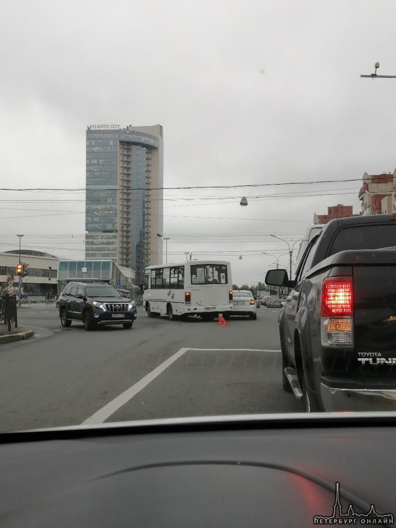 Авария на перекрестке у метро Беговая, наверное не смогли поделиться полосой.