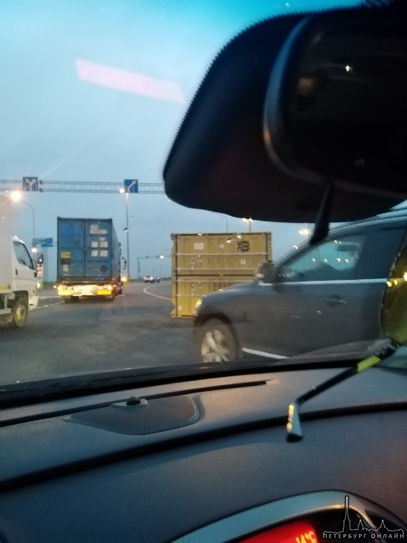На съезде с Усть-Ижорского шоссе на Софийскую с машины упал контейнер. Движение затруднено.